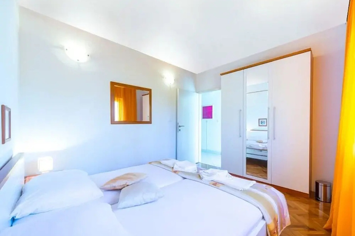 Room 5 of 15