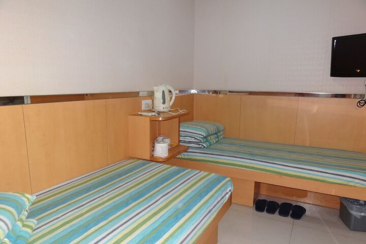 Room 10 of 32