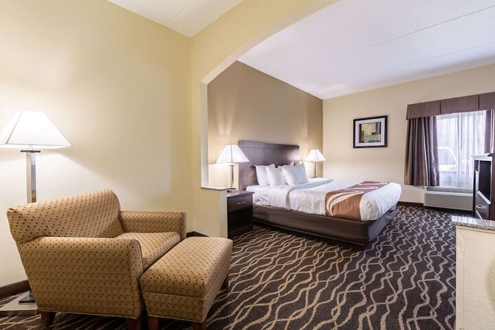 1 King Bed (4 of 18)