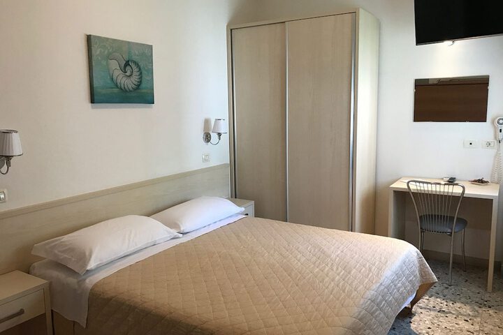 Room 5 of 18