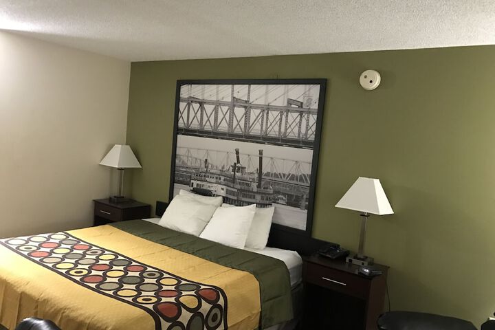 1 King Bed (4 of 6)