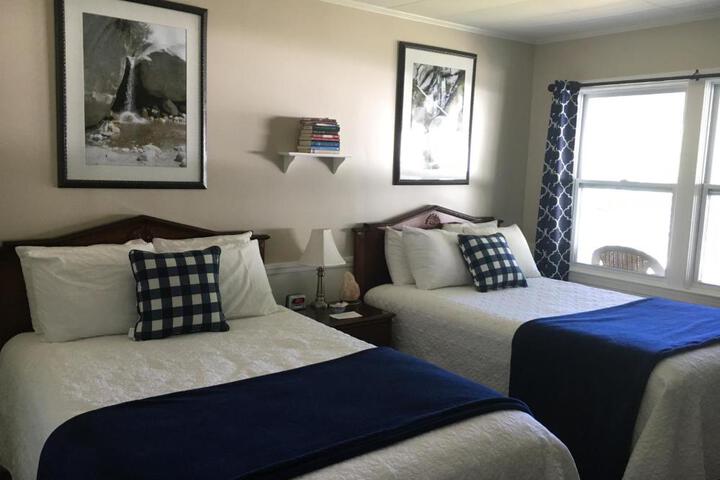 Comfort Room 1 Queen Bed Partial Lake View (1 of 10)