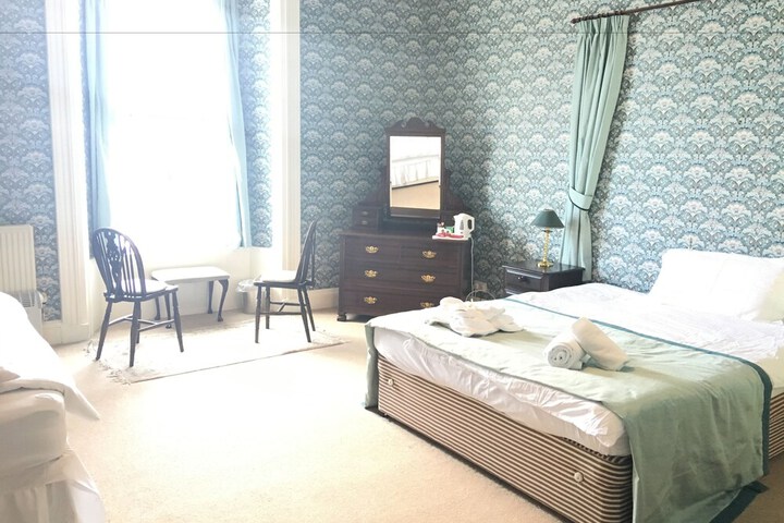 Room 5 of 25