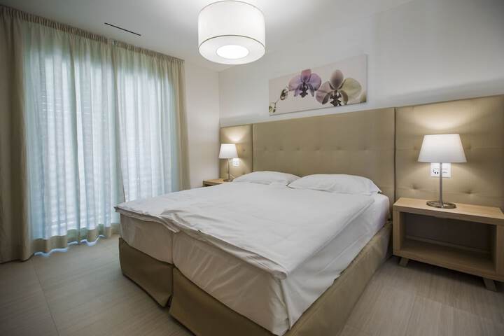 Room 4 of 77