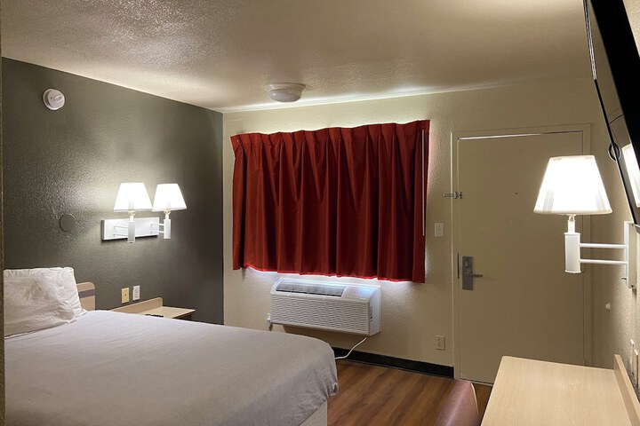 Room 4 of 6