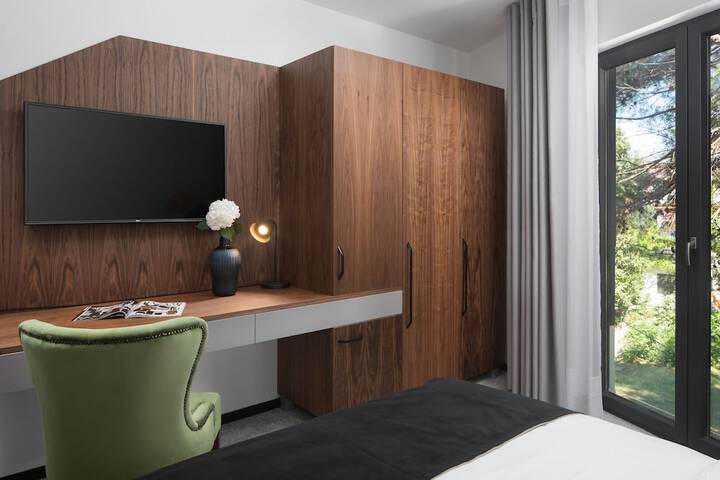 Room 13 of 33
