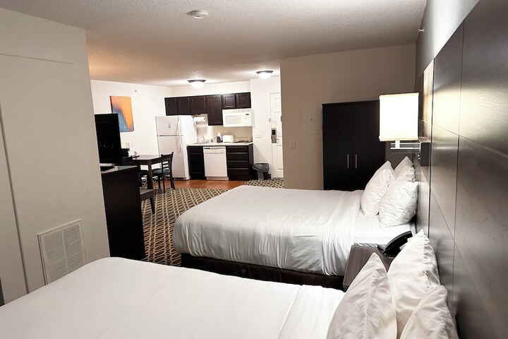 1 Queen Bed Efficiency Suite (23 of 54)