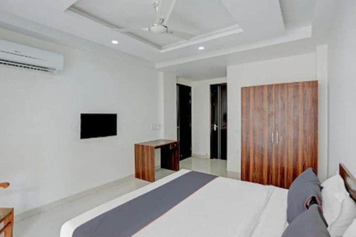 Room 8 of 18