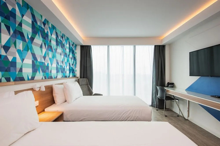 Room 5 of 16