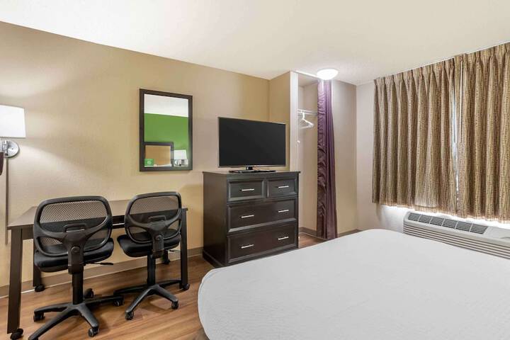 Studio Accessible Queen Size Bed (4 of 10)