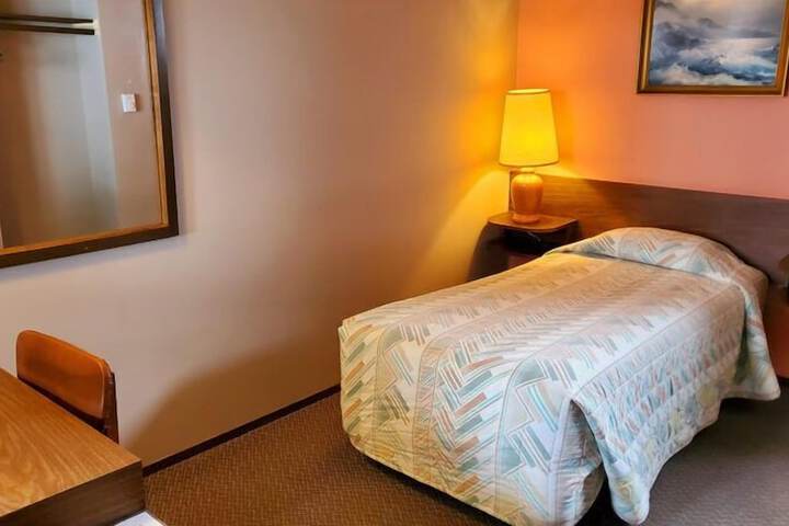 Room 2 of 28