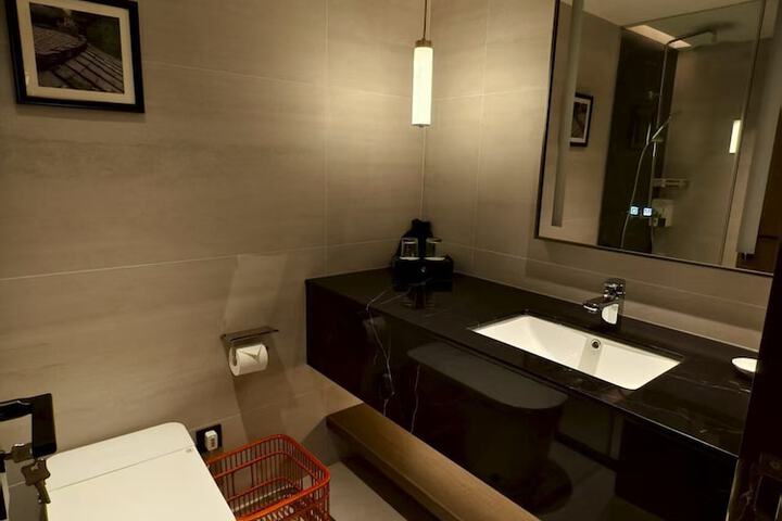 Room 19 of 32