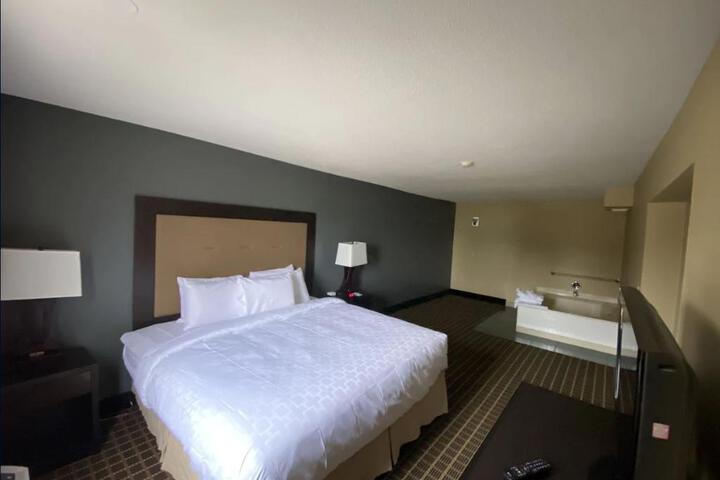 1 King Bed (4 of 9)