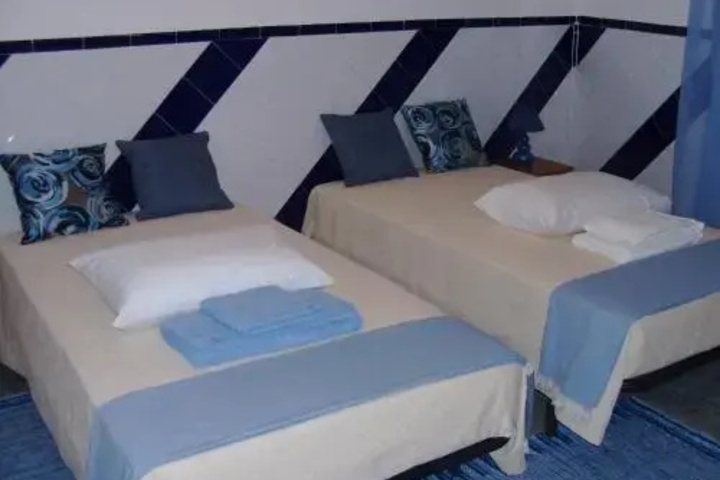 Room 2 of 10