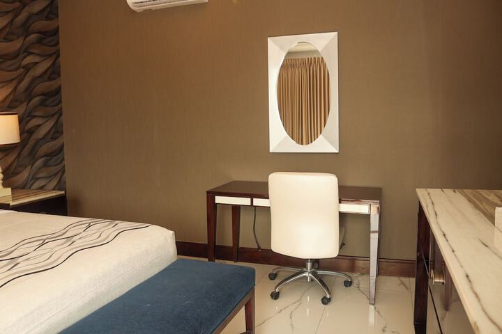 Deluxe King Bed (15 of 20)