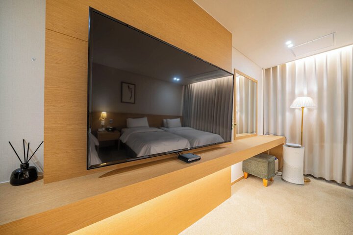Room 27 of 83
