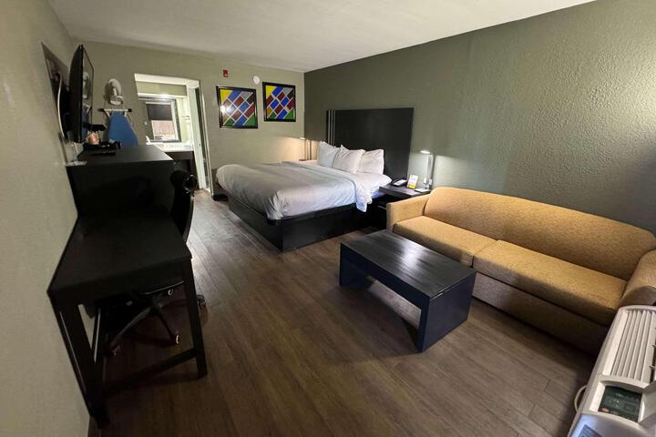 1 King Bed Accessible (3 of 7)