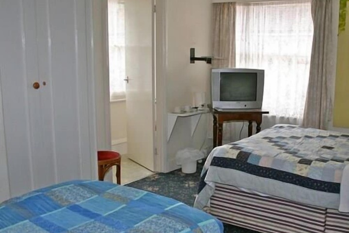 Room 5 of 12
