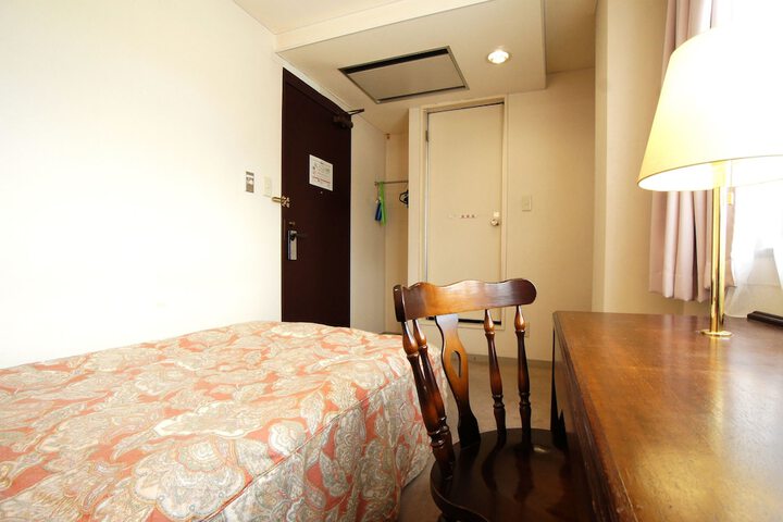 Room 17 of 37