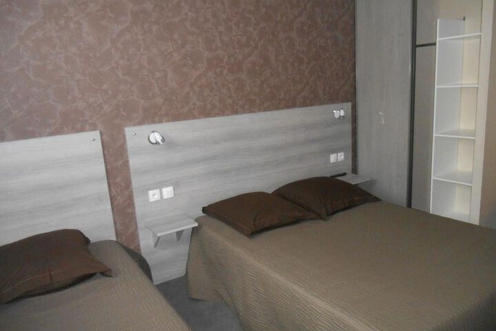 Room 9 of 42