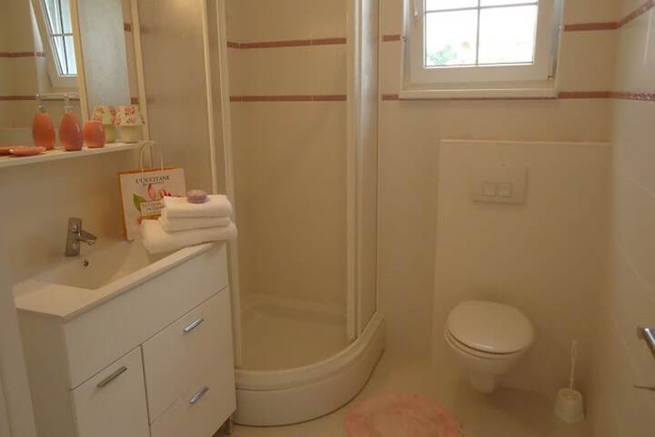 Room 7 of 12