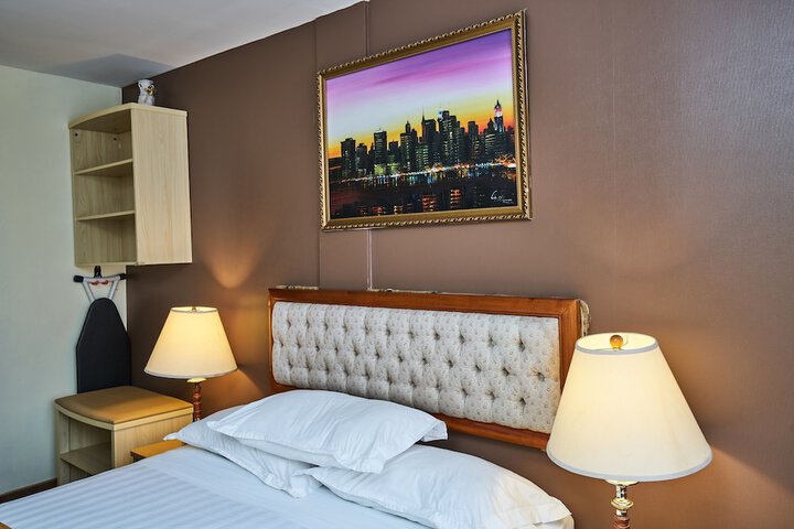 1 Queen Bed (14 of 15)