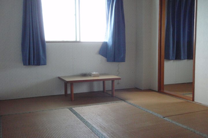 Room 4 of 38