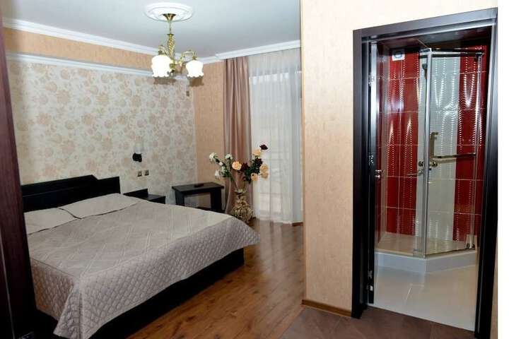 Room 4 of 33