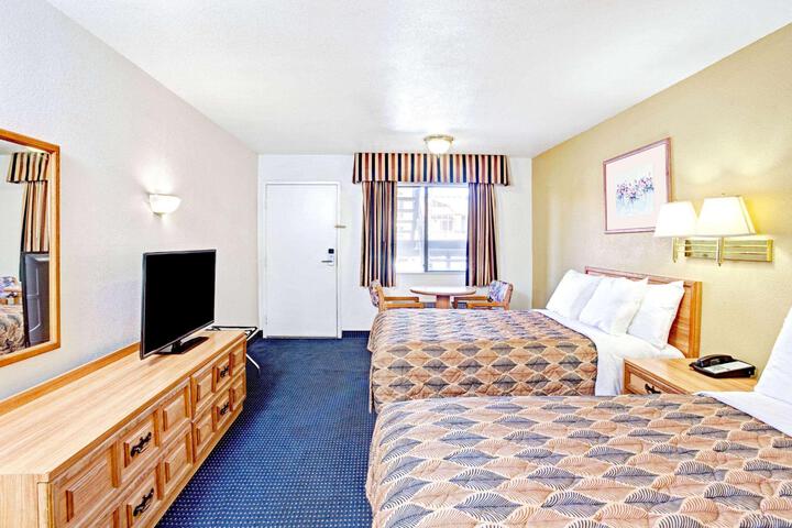 2 Queen Beds Mobility Hearing Impaired Accessible Room (2 of 5)