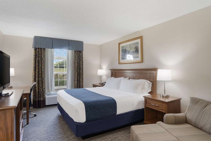 1 King Bed (6 of 40)