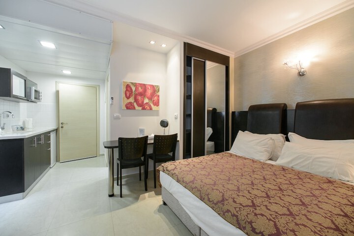 Room 52 of 63