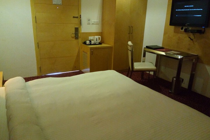 Room 15 of 33