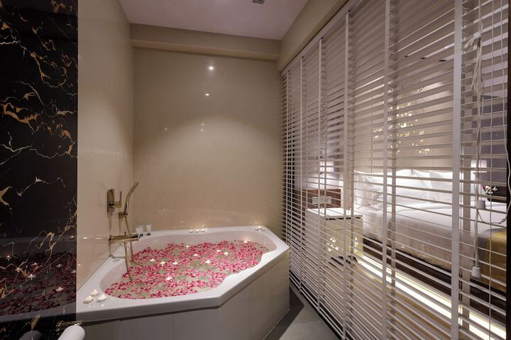 Room 21 of 27