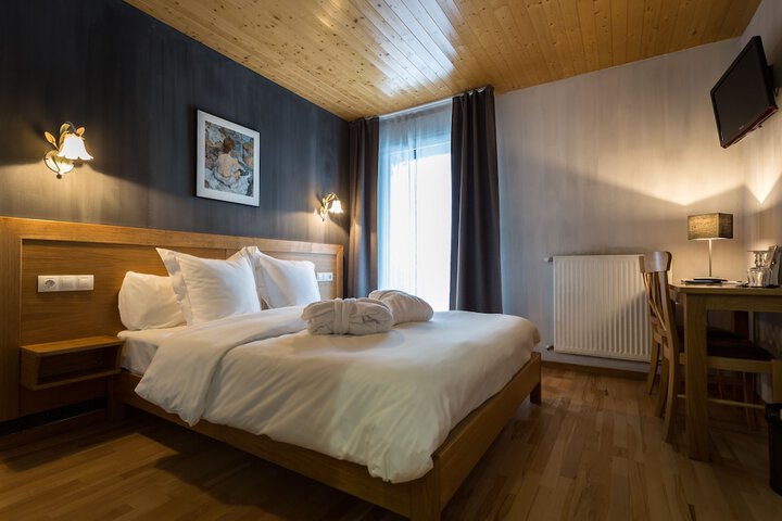 Room 6 of 80