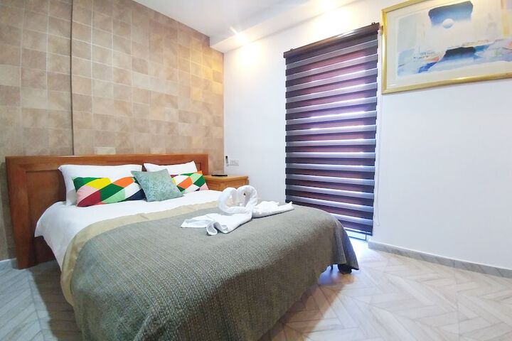 Room 6 of 80