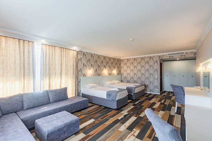 Room 6 of 30