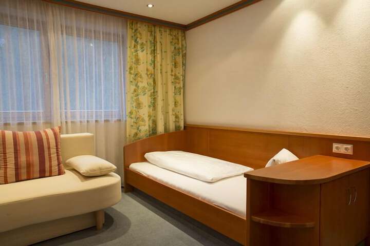 Room 32 of 68