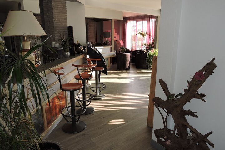Lounge 36 of 39