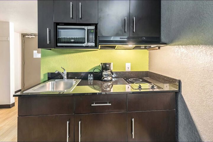 1 Queen Bed Kitchen (8 of 21)