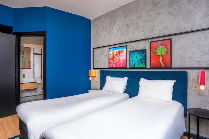 Room 30 of 65