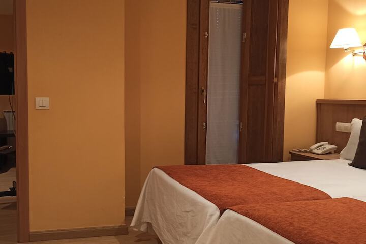Room 12 of 40
