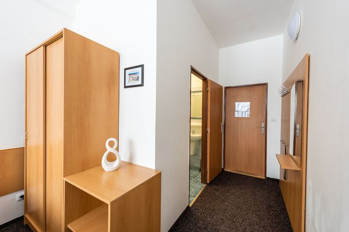 Room 7 of 100