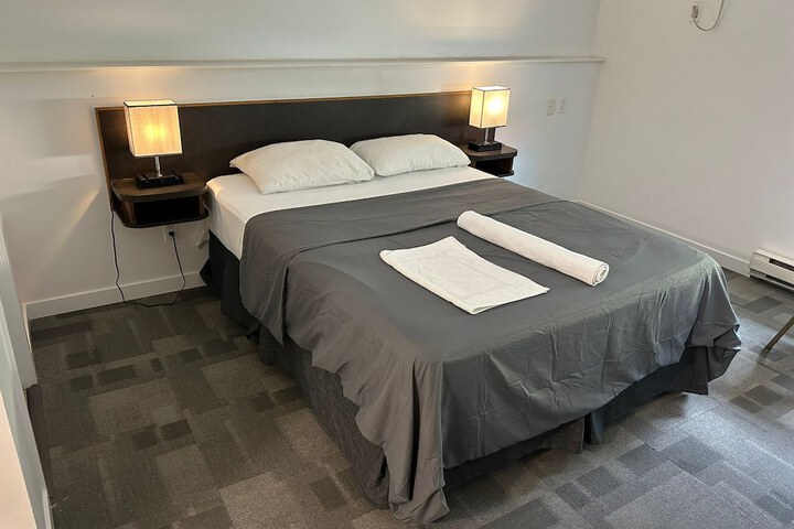 Room 2 of 10