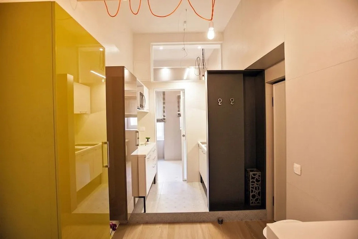 Room 9 of 12