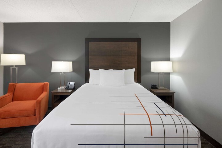 1 King Bed (2 of 8)
