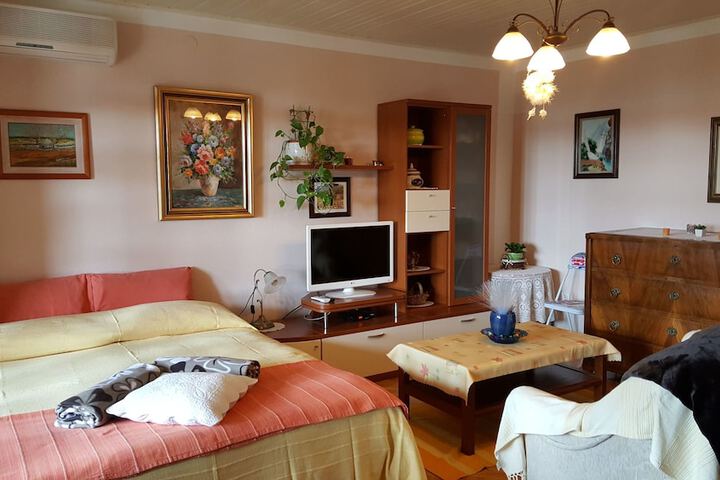 Room 6 of 34