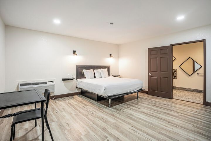 Basic Room 1 King Bed (5 of 15)
