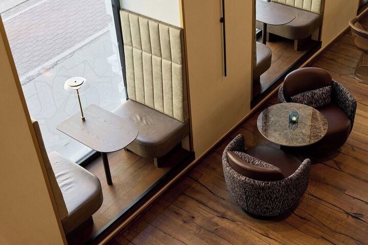 Lounge 77 of 89