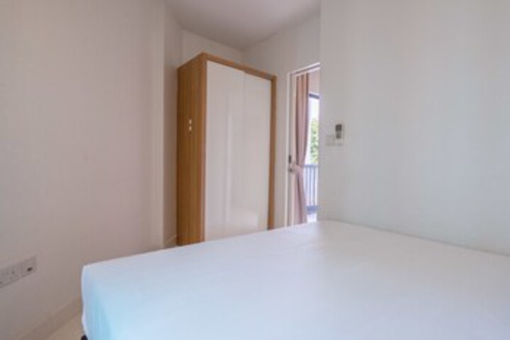 Room 8 of 12