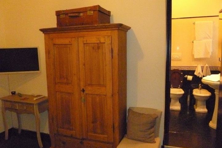 Room 10 of 29